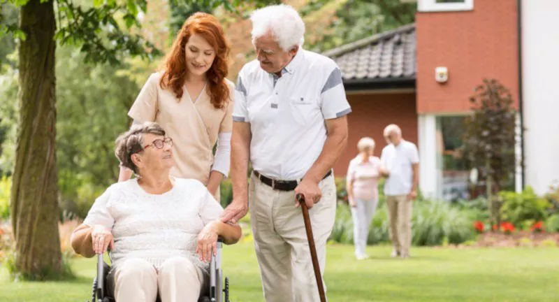 Familie und Senior gemeinsam am Tisch